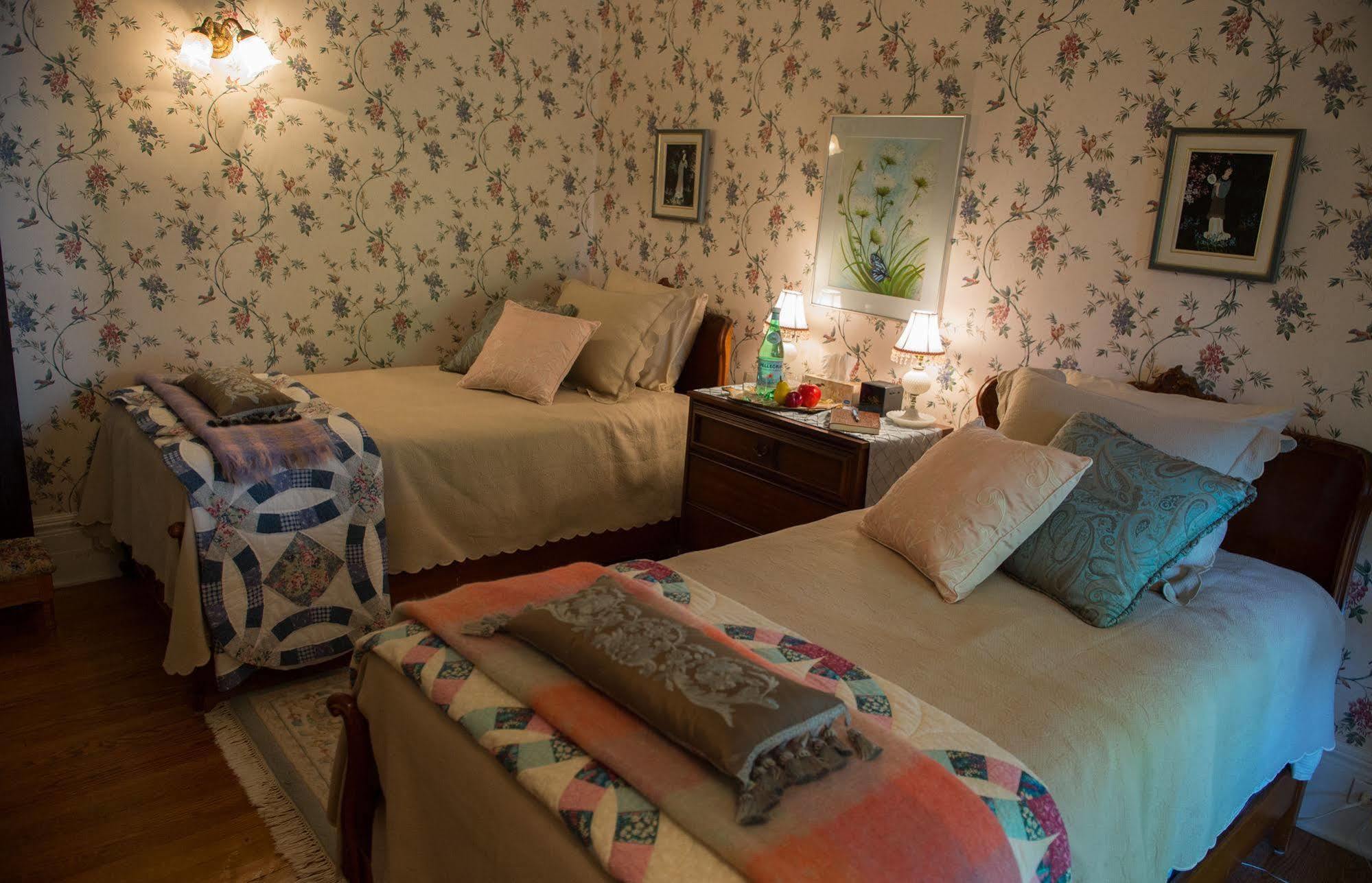Montrose Inn 벨리빌 외부 사진